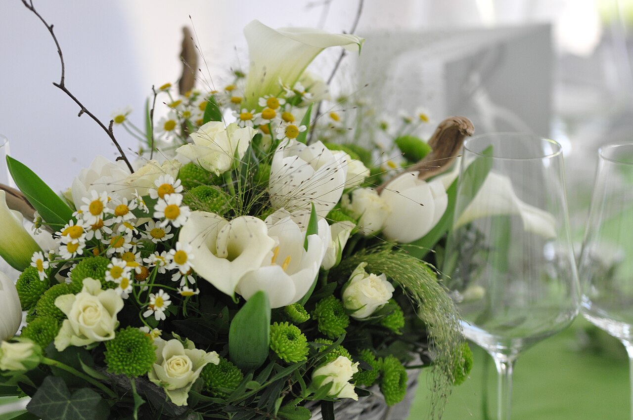 El ramo y las flores de la boda: belleza con cabeza