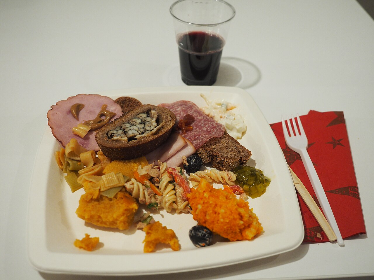La comida de una fiesta: por qué el bufé o el aperitivo suelen ganar